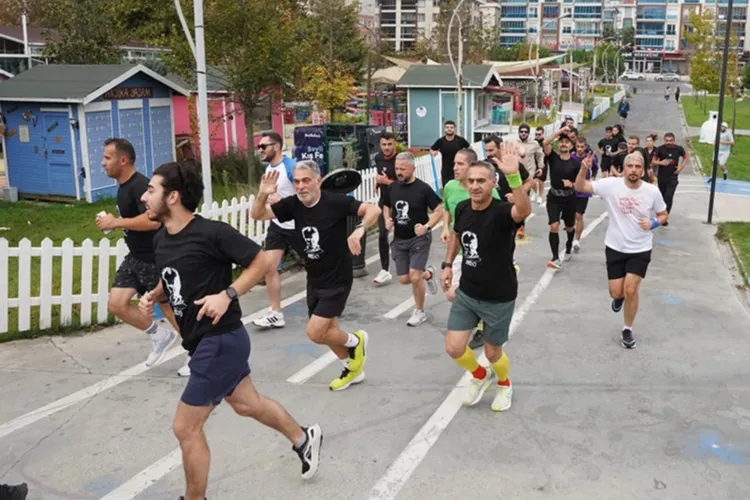 İstanbul Beylikdüzü’nde yüzlerce kişi Ata’ya saygıya koştu